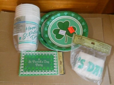 Paquete de fiesta del día de San Patricio nuevo en paquete, invitaciones, tazas individuales, platos de postre, transmisor Foto 1 de 4