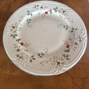 New Pfaltzgraff Winterberry Plate 10.5 Inch Christmas Holiday - Picture 1 of 5