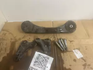 2015-2016 Honda CR-V CRV AWD Differential Bracket Mount w Bolts Diff Carrier - Picture 1 of 7