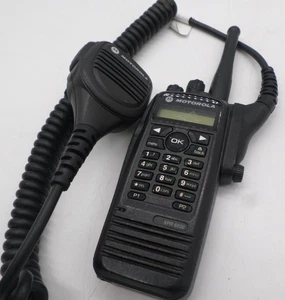 Radio digital Motorola TRBO XPR6550 UHF AAH55TDH9LA1AN con micrófono - sin batería - Imagen 1 de 8