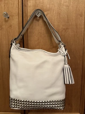 Bolsa de viaje Coach Legacy de cuero con tachuelas blanca 26413 precio de venta sugerido por el fabricante 398 USD usada en excelente estado Foto 1 de 4
