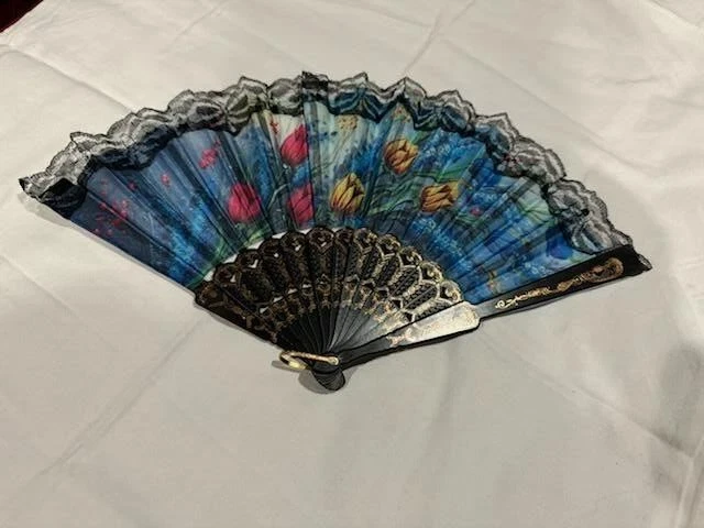 Abanico de Mano Plegable Encaje Negro con Diseño Multi Flor Azul Talla Abierta 16.5x9" Foto 1 de 1