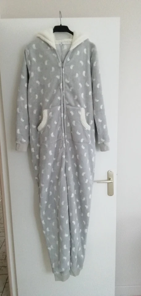 Grenouillère combinaison pyjama femme grise avec plumes blanches 38/40 neuve  - Photo 1/4