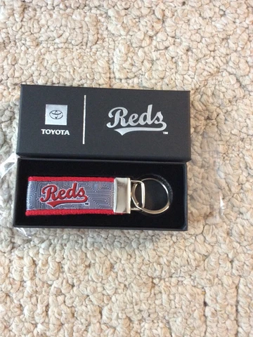 2022 Cincinnati Reds Mother’s Day Key Ring New in Package Cover