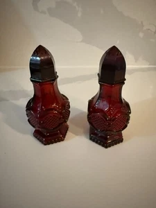 Vintage Avon 1876 Cape Cod Ruby Red Salt and Pepper Shakers - Bild 1 von 7