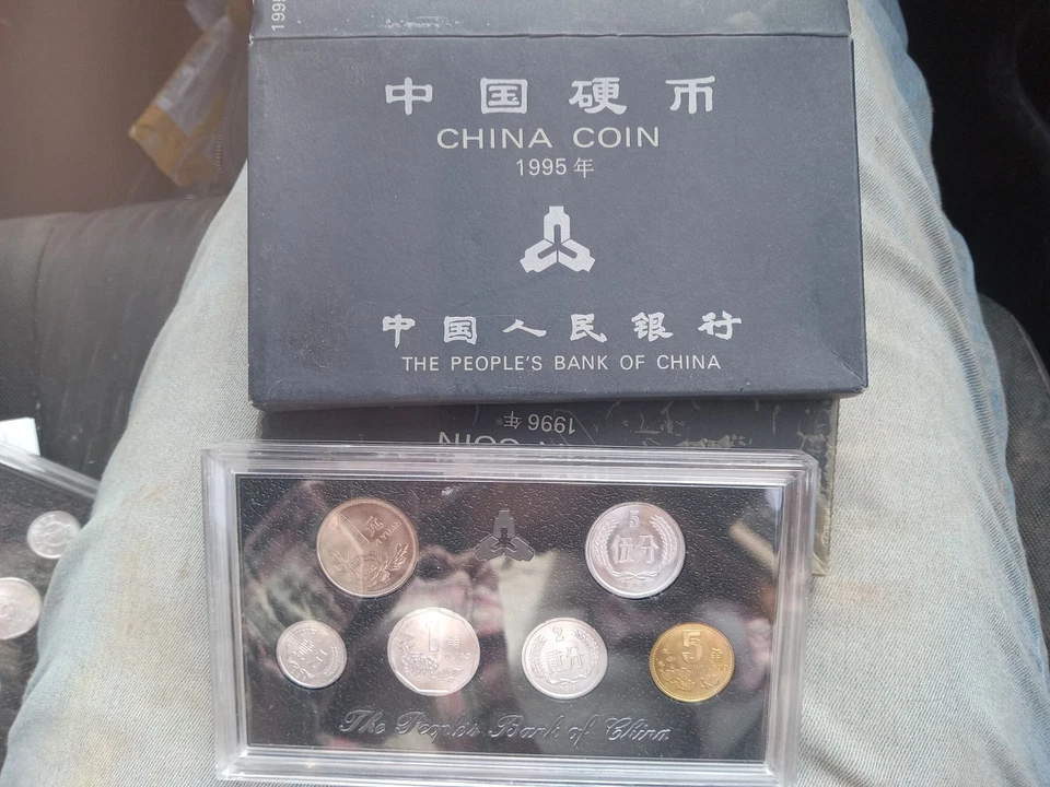 1996 China Coin Mint Set 6 BU coins in People’s Bank of China case - Image 1 of 2