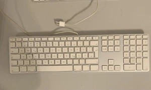 Apple Tastatur  USB QWERTZ mit Nummernfeld USB Anschluss - Bild 1 von 2