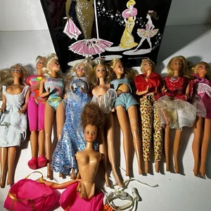 Barbie custodia da trasporto vintage e 9 Barbie completamente vestite e accessori così com'è - Foto 1 di 9