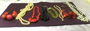 MODESCHMUCK ACHT HALSKETTEN VERSCHIEDENE FARBEN UND STILE - Bild 1 von 11