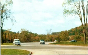 1950s NY Postcard The Hawthorne Circle in Westchester County New York Old Cars - Picture 1 of 2