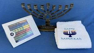 Antigua menorá de latón de Janucá y velas nuevas toalla de cocina fiesta judía - Imagen 1 de 12