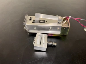 Conjunto de cerradura de puerta izquierda centrífuga Thermo Scientific Sorvall RC 6 Plus #17585 - Imagen 1 de 2