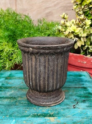 Antigua olla de mortero antigua de hierro forjado a mano para moler especias de cocina sin mortero Foto 1 de 4