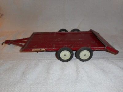 Vintage ERTL Low Bed International Flatbed Trailer 1/16 Scale Red  - Image 1 of 4