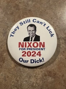 They Still Can't Lick Our Dick - Richard Nixon For President 2024 - Humorvolle Anstecknadel - Bild 1 von 2