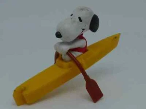 Ancienne Figurine PVC plastique Snoopy fait du Canoé Kayak SPORT - Picture 1 of 4