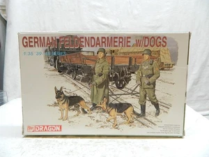 Dragon 1:35 Model Kit Feldendarmeria tedesca con scatola cani 6098 - Foto 1 di 3