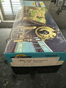 HO Athearn NMRA 50th Anniversary GP35 Powered Diesel Road Switcher Model Train - Picture 1 of 8