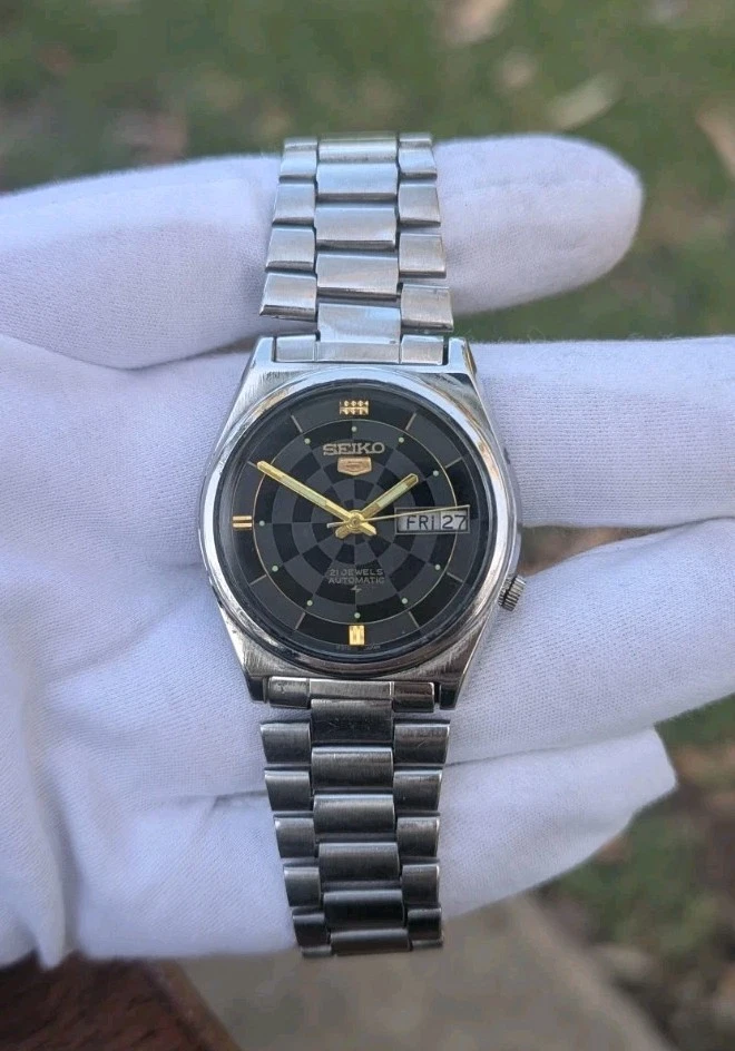 Reloj automático para hombre Seiko 5 1981 17 joyas con esfera negra rara de dos tonos  Foto 1 de 4