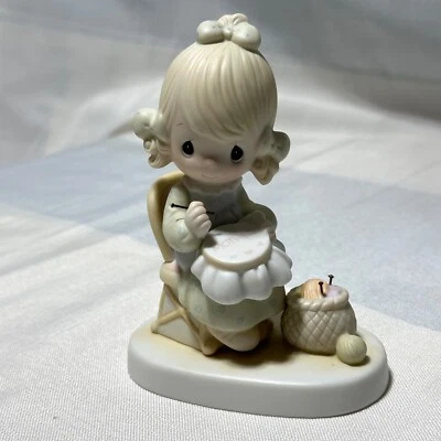 Figura Madre Coser Querida Niña Coser Precious Moments Coser Bordado Madre Sin Caja Foto 1 de 4