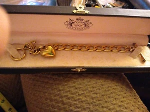 BRACCIALE CHARM VINTAGE SUCCOSO COUTURE - CHARM CUORE + CHARM 'J' - NUOVO CON SCATOLA + ETICHETTA - Foto 1 di 8