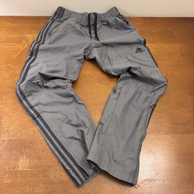Pantalones cortavientos Adidas para hombre gris medio a rayas forrados en pista Foto 1 de 4
