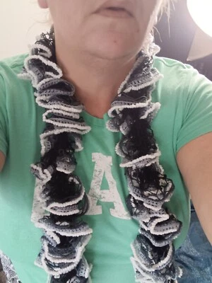 Hecho a mano por mí negro gris y blanco volante accesorio bufanda, nunca usado E12 Foto 1 de 4