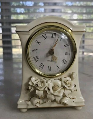 Reloj vintage de porcelana Avon invierno rosa adornado en oro 7" Foto 1 de 4