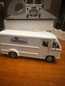 CROWN PREMIUMS 1961 DIVCO STEP VAN DOLLY MADISON DIE CAST 1:35 - Picture 1 of 5