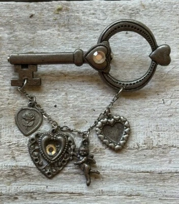 钥匙人物胸针带甜饰品链锡水钻 — 第 1/4 张图片