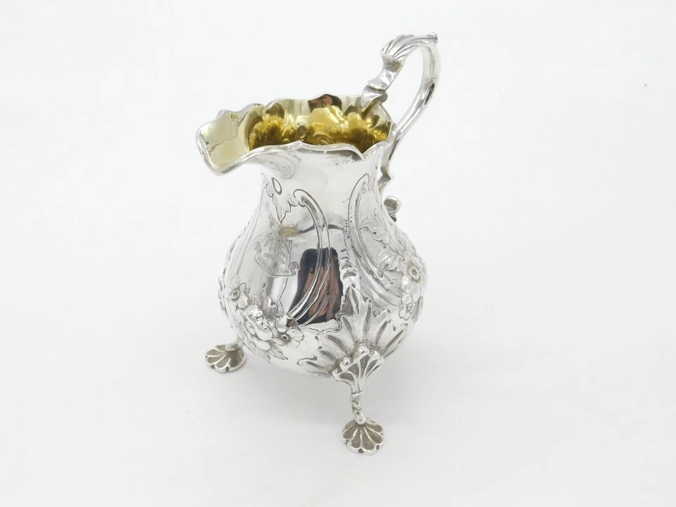 Jarra victoriana de plata esterlina con patrón floral de hojas crema 1866 Londres antigua Foto 1 de 4
