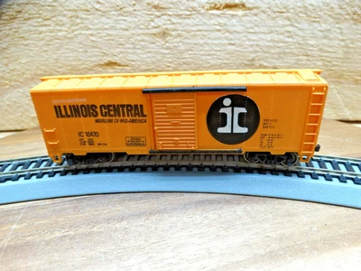 TYCO HO Scale 40' Weighted Illinois Central IC 16470 Sliding Door Box Car - Image 1 of 4
