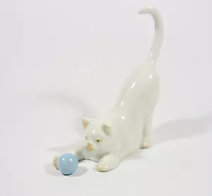 HEREND, WHITE CAT PLAYING WITH A BALL, HANDPAINTED PORCELAIN FIGURINE ! (I143) - Picture 1 of 10