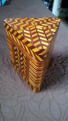 Bote de té vintage con incrustaciones de madera  Foto 1 de 4