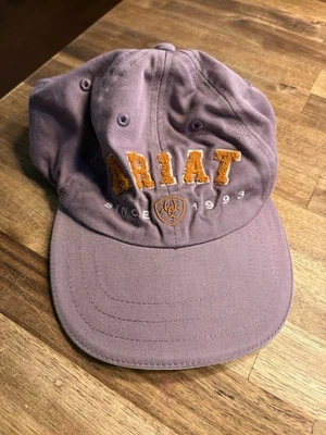 Gorra bordada de vaquera con logotipo de Ariat con tirantes Foto 1 de 4