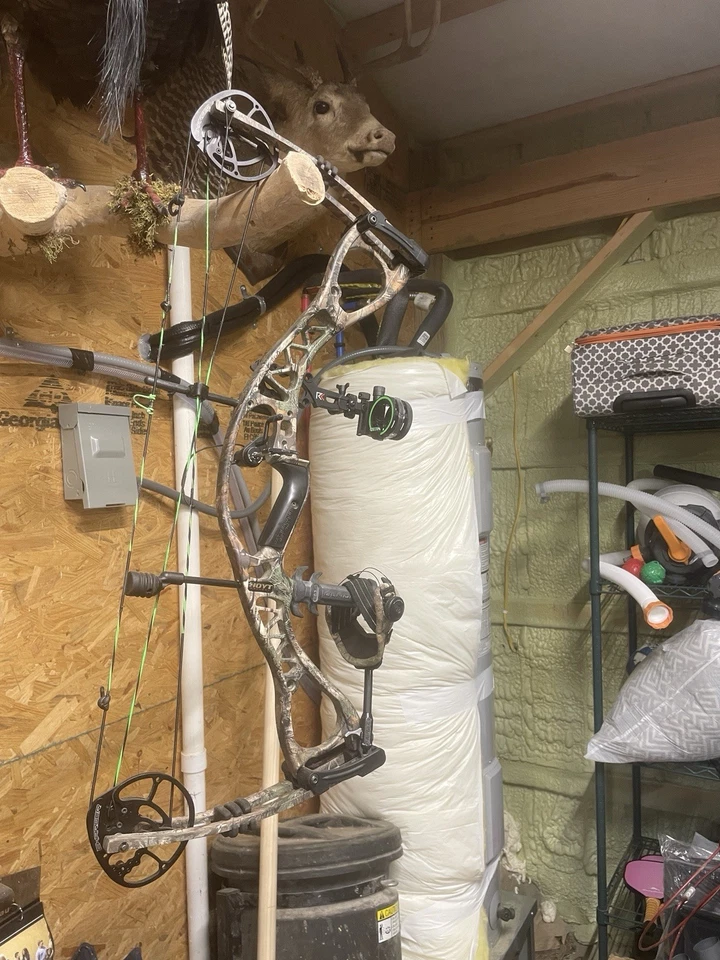 Hoyt Charger Compound Bow - Image 1 of 4