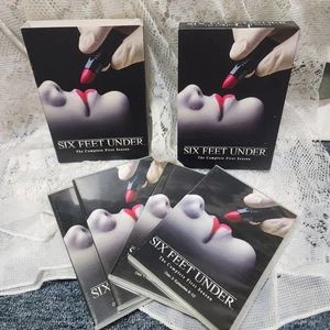 Six Feet Under: The Complete First Season (2003, 4-Disc DVD Set) (USA) - Foto 1 di 4