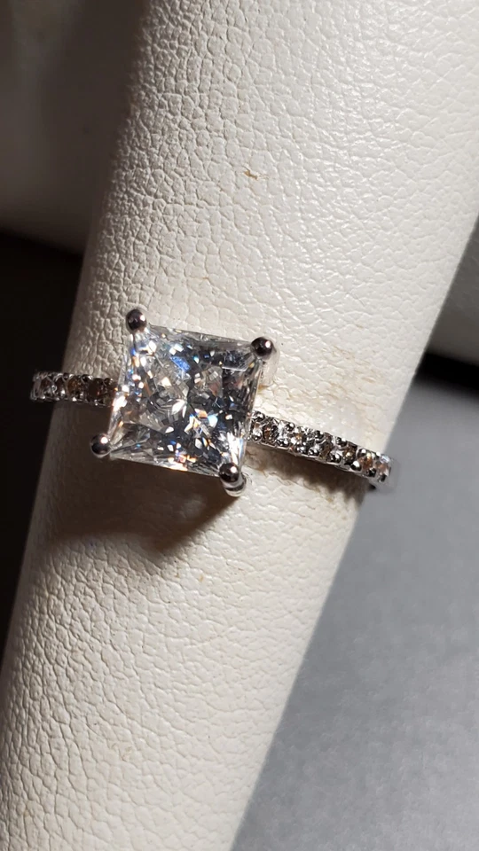 1.32 CTW MOISSANITE & DIAMOND 10KT SOLID WHITE GOLD ENGAGEMENT RING SIZE 7 - Image 1 of 4