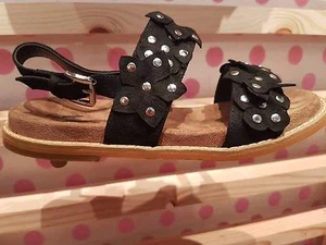 VANESSA WU été 2017 : sandales cloutées avec fleurs, étiquetées prix 49€ (-40%) - Picture 1 of 3