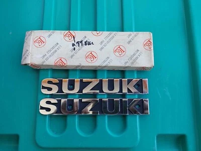 SUZUKI GT100-125-GT185-GT250-GT380 EMBLEMA TANQUE DE COMBUSTIBLE L-R PLATEADO NUEVO POSVENTA Foto 1 de 3