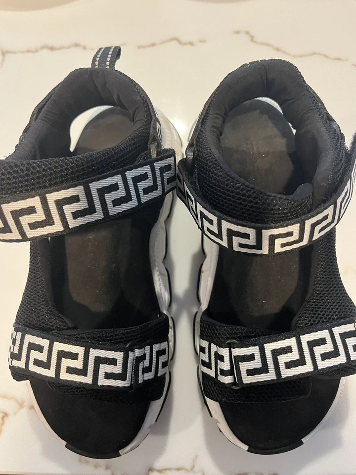 Sandalias VERSACE Mini Me Greca Correa Neopreno Niños, Talla 32 EU/1 Niño EE. UU., $450 Foto 1 de 4