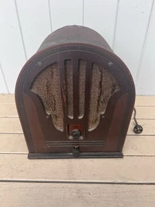 Radio d'epoca a valvole Philco in legno art deco pietra tombale mostro horror prop legno - Foto 1 di 21