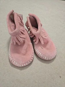 Minnetonka Infant Baby Girl Moccassins Pink Size 4 Suede Fringe Pink Boots Shoes - Picture 1 of 9