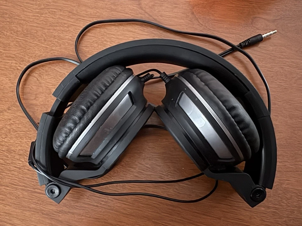 Auriculares plateados y negros con conector de audio de 3,5 mm Foto 1 de 1