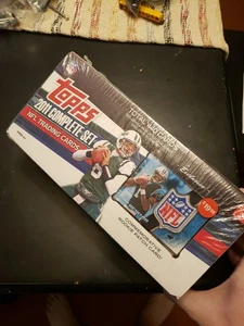 Juego completo sellado de fábrica Topps Football 2011 con parche de novato Cam Newton - Imagen 1 de 13