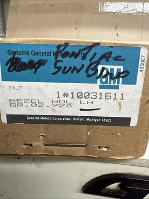 GM 10031611 LH Faro Bisel 1986-89 Pontiac Sunbird Nuevo de Lote Antiguo Foto 1 de 4