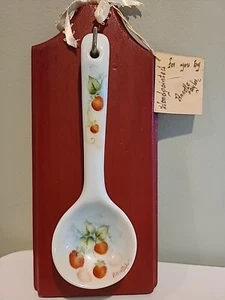 Handbemalter Keramik Erdbeer Löffel in roter Schautafel/Montierung - Annette Taylor - Bild 1 von 8