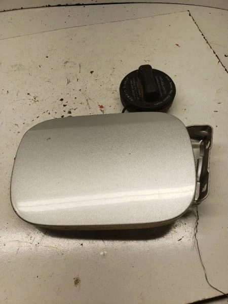 E500      2004 Fuel Filler Door 1122859 - Image 1 of 4