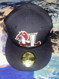 Cappellino New Era 59Fifty stelle e righe 4 luglio - Hickory Crawdads - taglia 7 5/8 - Foto 1 di 11