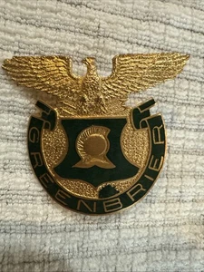 VINTAGE GREENBRIER MILITARY ACADEMY BRASS EAGLE  PORCELAIN ENAMEL HAT BADGE - Picture 1 of 2